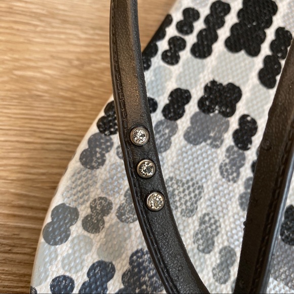 Old navy flipflops - Picture 2 of 3